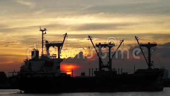 日落货船潮法拉河视频的预览图