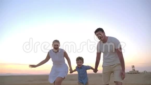 父母和孩子在海滩上玩得开心视频的预览图