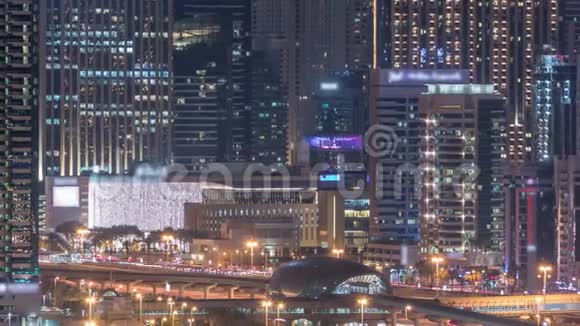 迪拜码头摩天大楼和高尔夫球场夜间延时迪拜阿拉伯联合酋长国视频的预览图