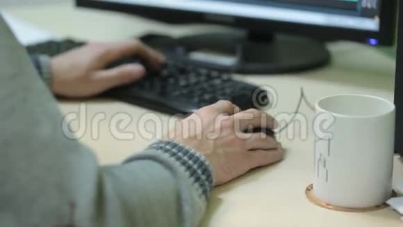 一个人用鼠标和键盘来操纵视频的预览图