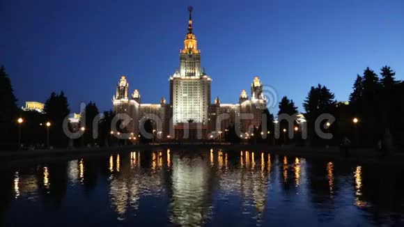 晚上莫斯科国立大学的主楼视频的预览图