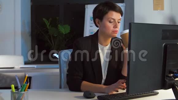 女商人在夜间办公室喝咖啡视频的预览图