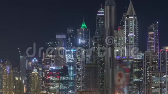 迪拜码头摩天大楼和高尔夫球场夜间延时迪拜阿拉伯联合酋长国视频的预览图