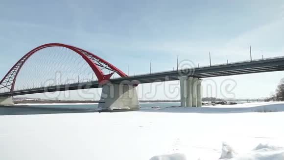 布格林斯基大桥冬天的全景图视频的预览图