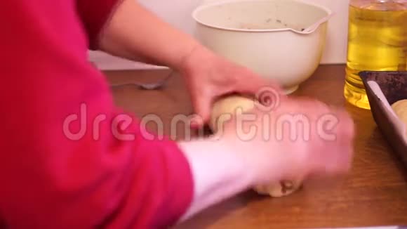 复活节蛋糕放在烘焙托盘里视频的预览图