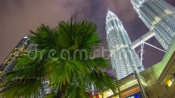 夜光KLCC购物中心Petronas双子塔天空全景4k时间流逝吉隆坡马来西亚视频的预览图