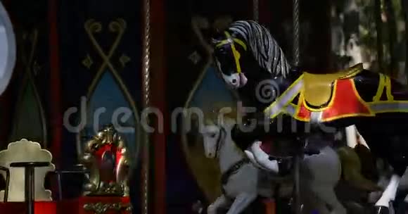 狂欢节上有马的旋转木马快乐地旋转视频的预览图