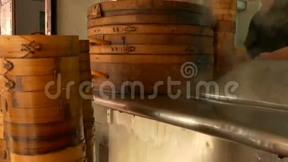 台湾餐馆外的竹制蒸汽机视频的预览图