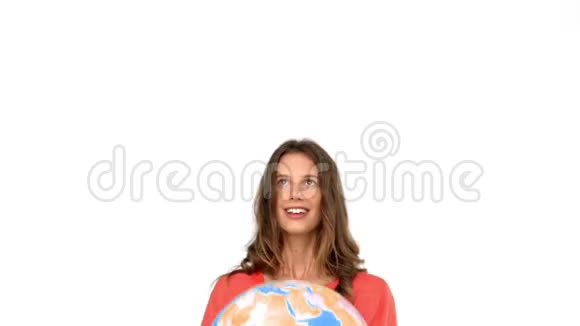女人在白色背景下向空中抛球视频的预览图
