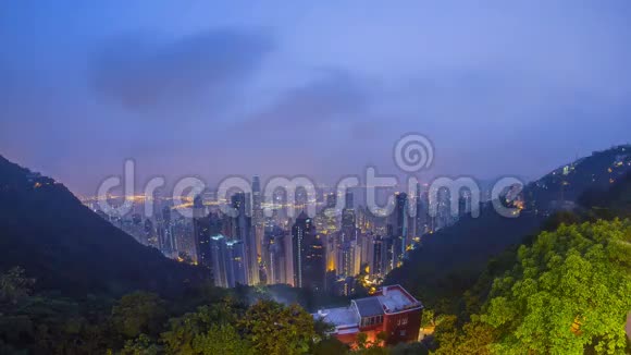 香港著名的景色从维多利亚峰的夜晚到白天的时间日出前拍摄的彩色云层视频的预览图