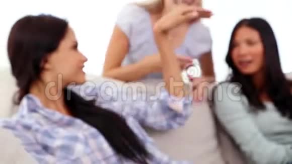 向朋友展示订婚戒指的女人视频的预览图