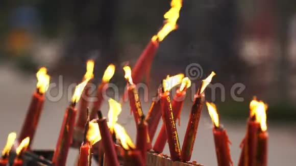 太阳穴里燃烧着中国红烛的火焰视频的预览图