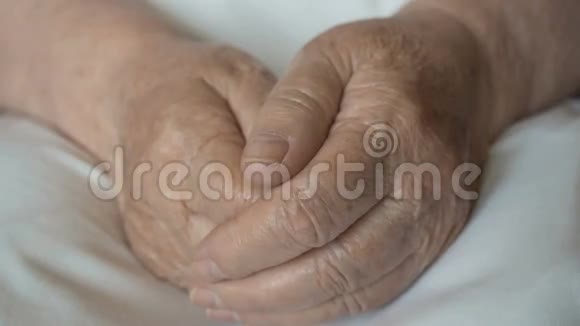 一双年轻的女性手安慰一双年老的女人视频的预览图