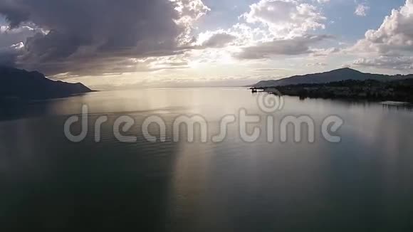 蒙特勒日内瓦湖上空日落视频的预览图