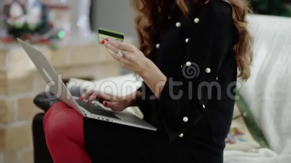 女商人在网上付钱视频的预览图