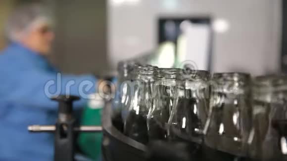 在大工厂用干净的奶瓶输送视频的预览图