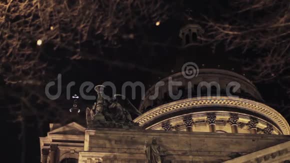 圣彼得堡以赛克大教堂屋顶和雕塑的夜景视频的预览图