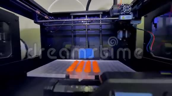 3D打印机和带笔记本电脑的工程师4K视频的预览图