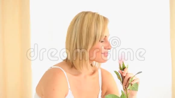金发女人闻着玫瑰视频的预览图