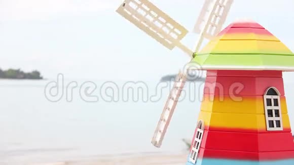 五颜六色的风轮机家居装饰对象在海边视频的预览图