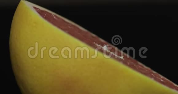 鲜榨果汁的美味葡萄柚葡萄柚一半视频的预览图