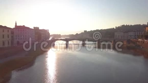 空中观景意大利的佛罗伦萨庞特威奇奥桥和城市天际线视频的预览图