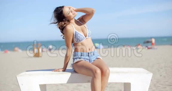 夏日海滩上美丽活泼的年轻女子视频的预览图