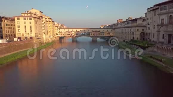 空中观景意大利的佛罗伦萨庞特威奇奥桥和城市天际线视频的预览图