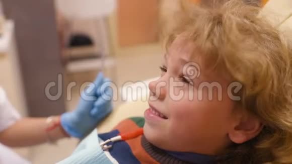 牙医接待处穿着条纹毛衣的可爱宝宝视频的预览图