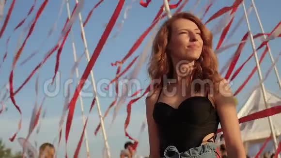 年轻漂亮的女人花时间在海滩上夏天的时候视频的预览图