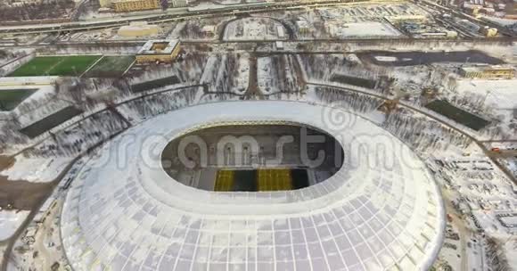 重建卢日尼基体育场冬季用无人机对主要竞技场进行空中勘测视频的预览图