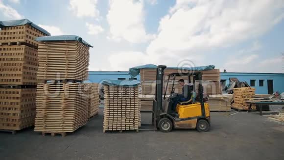 叉车操作员在仓库处理木制托盘人使用装载机多包木木板视频的预览图