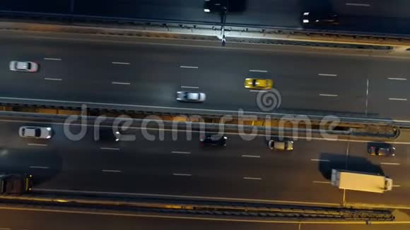 夜间高速公路上的交通道路交叉口从上面看视频的预览图