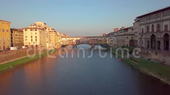 意大利的佛罗伦萨庞特威奇奥桥和城市天际线视频的预览图