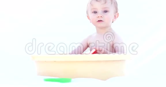 小快乐宝贝孩子在碗里玩水视频的预览图