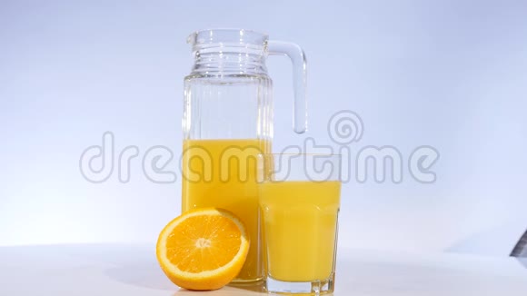 橙色和橙汁在桌子上旋转背景是双细胞视频的预览图