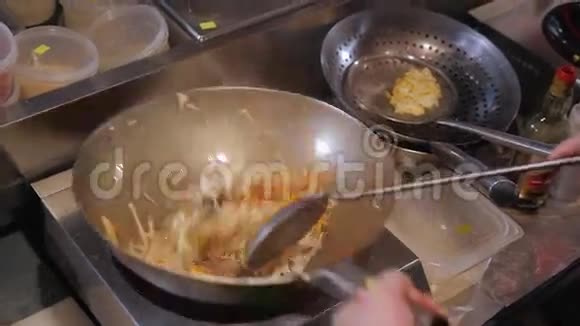 厨师用炒锅炒肉炒蔬菜商业厨房烹饪视频的预览图