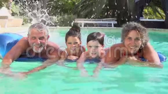 有孙子女的祖父母在游泳池里乘飞机视频的预览图