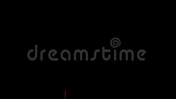 在黑色背景上隔离的连续烟花截击三维动画三维渲染关闭视图金色红色4视频的预览图