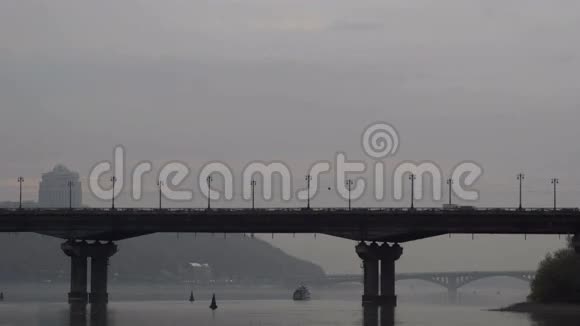 一艘船从河上的桥下经过视频的预览图