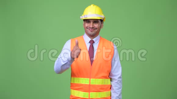 年轻英俊的波斯人建筑工人竖起大拇指视频的预览图