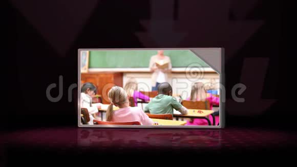 三个黑背景的教室录像视频的预览图