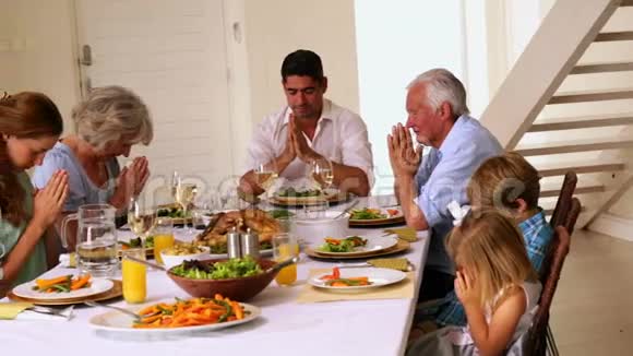 大家庭在晚饭前一起祈祷视频的预览图