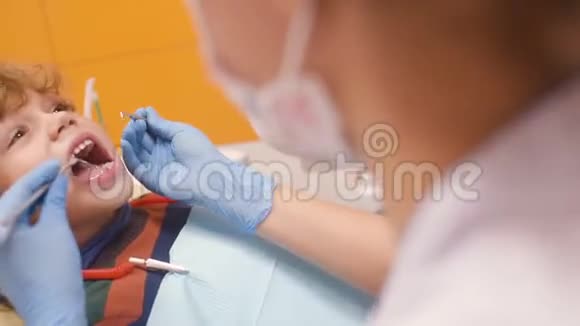 牙医接待处穿着条纹毛衣的可爱宝宝视频的预览图