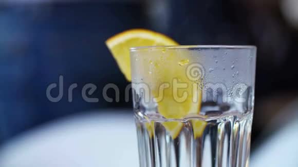密切治疗流感加柠檬的透明温水杯视频的预览图
