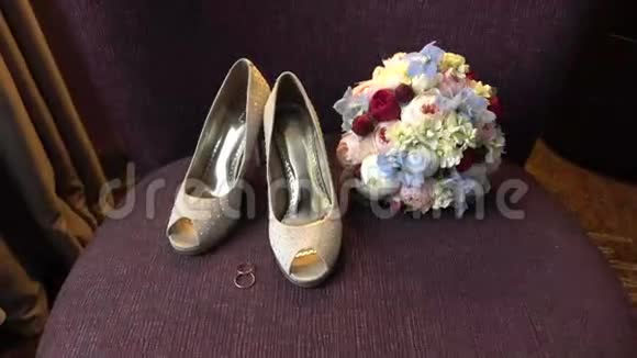结婚戒指花束和新娘鞋视频的预览图