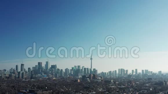 4在安大略省多伦多的一个居民区的空中拍摄视频的预览图