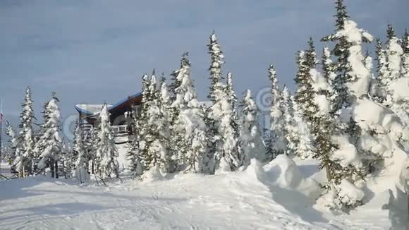 美丽的冬季山脉全景与滑雪坡和滑雪电梯在Sheregesh缓慢运动1920x1080视频的预览图