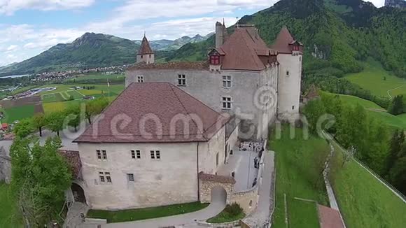 瑞士弗里堡州Gruyeres城堡鸟瞰图视频的预览图