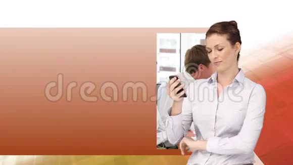 一个女人在棕色背景下发短信的商业录像视频的预览图